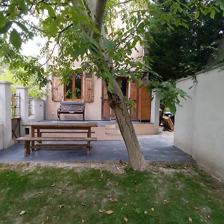 Maison Jardin Et Parking Prive Dans *