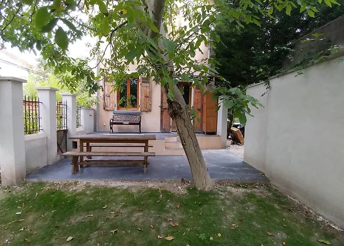 Maison Jardin Et Parking Prive Dans *