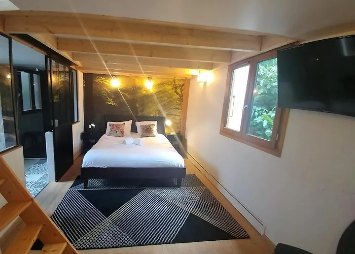 Maison Jardin Et Parking Prive Dans