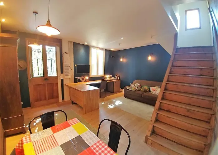 Maison Jardin Et Parking Prive Dans