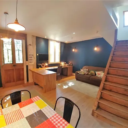 Maison Jardin Et Parking Prive Dans