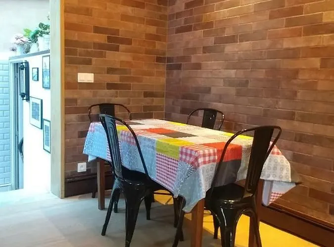 Maison Jardin Et Parking Prive Dans