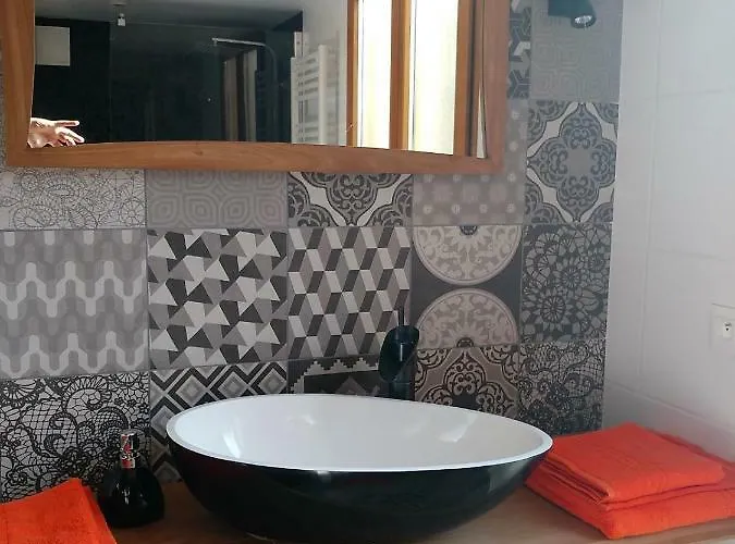 Maison Jardin Et Parking Prive Dans *